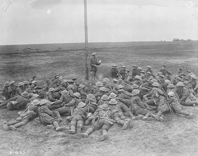 Soldats écoutant un officier.