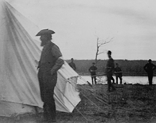 Le prisonnier Louis Riel dans le camp du major-général Frederick Middleton