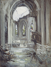 Intérieur d'une église en ruines et dont le toit s'est effondré.  Quleques chaises sont dispersées et on peut apercevoir le ciel et la cime des arbres à travers les ouvertures.