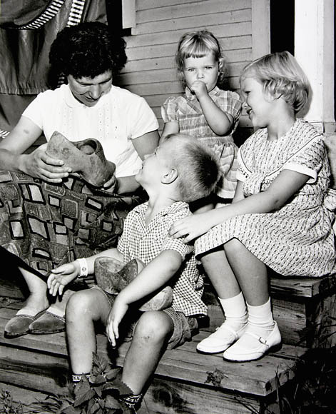 Photograph of Dutch-Canadian children and their mother at Huntington 
